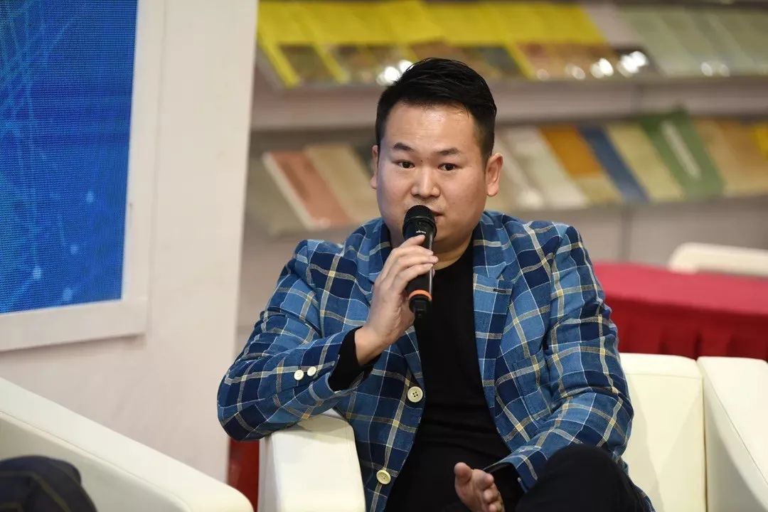 被问到为何会在最开始选择青春文学领域,邹辉说道:"从2003年我和两位