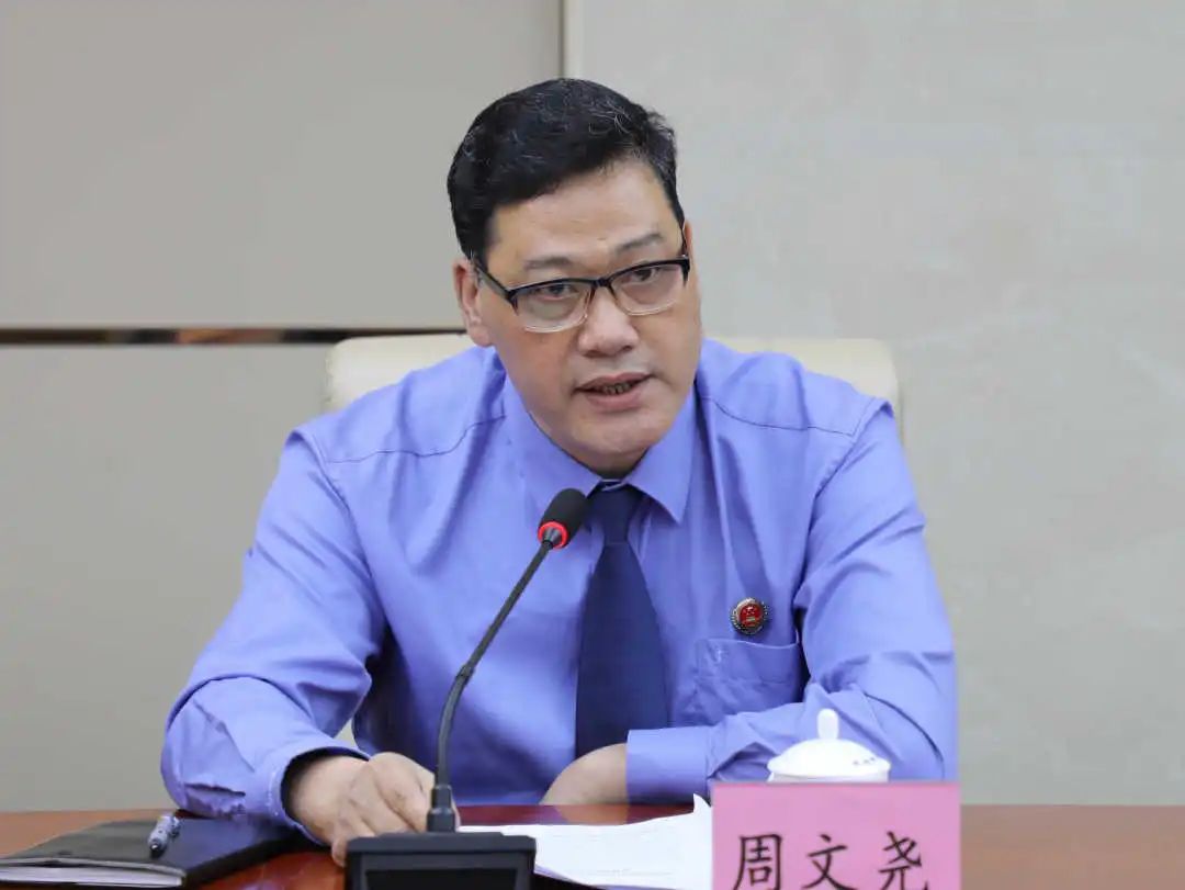 杨宇检察长以及市委组织部常务副部长温小林等同志与全体新选升职级