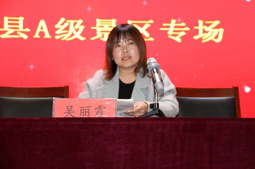 吴丽霞主要通过讲述自己的爷爷在当时困难的环境下如何做人处事,创立