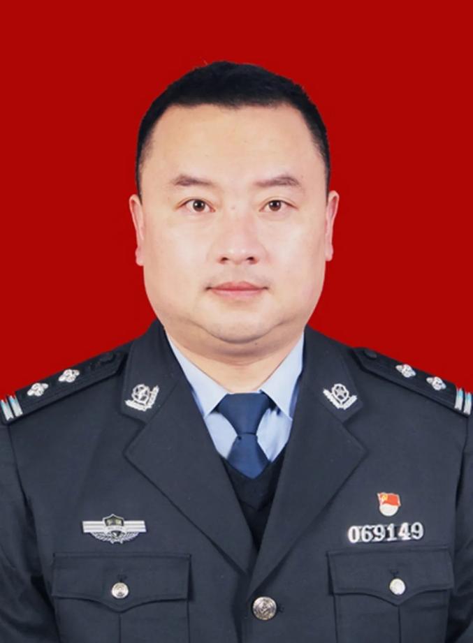 杨磊,男,汉族,1982年2月出生,中共党员,本科文化,2001年参加公安工作