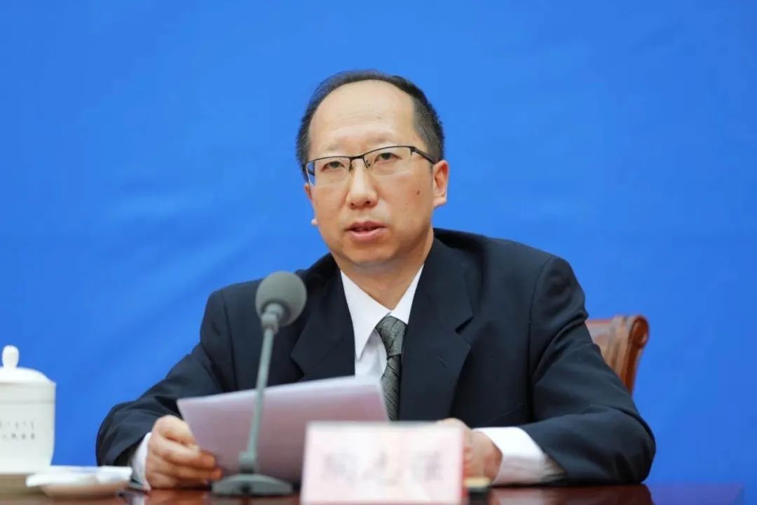 答记者问自治区人大常委会法工委副主任尹国惠,财经工委副主任高艳