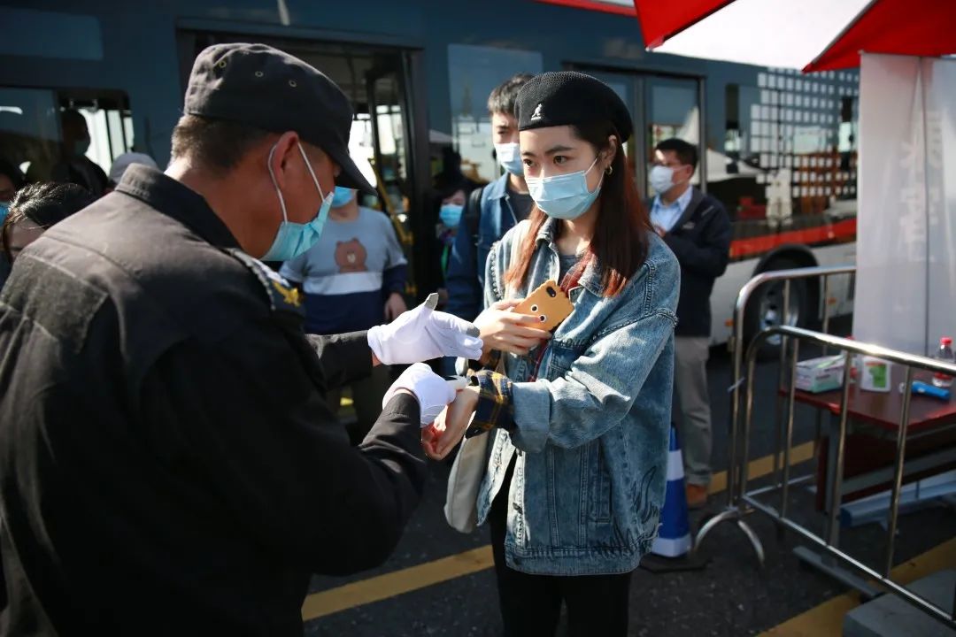 观众下车后,配合工作人员进行测温.