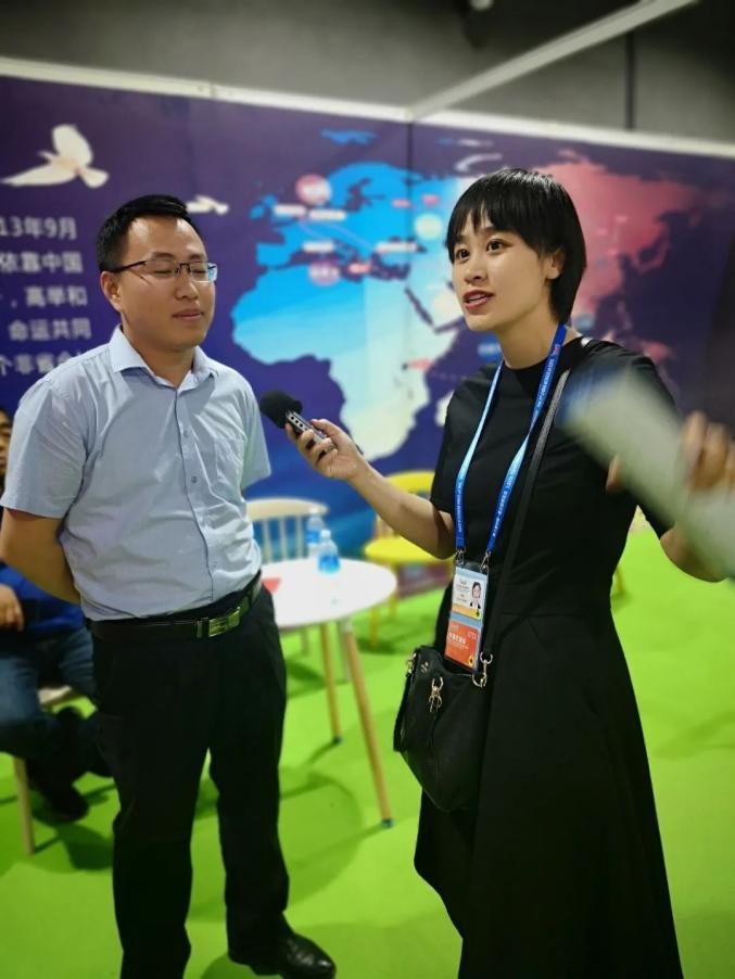 好记者讲好故事跨越了半个世纪的爱心接力