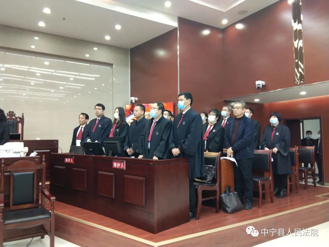 中宁县人民法院公开开庭审理被告人吴建华等19人组织领导参加黑社会