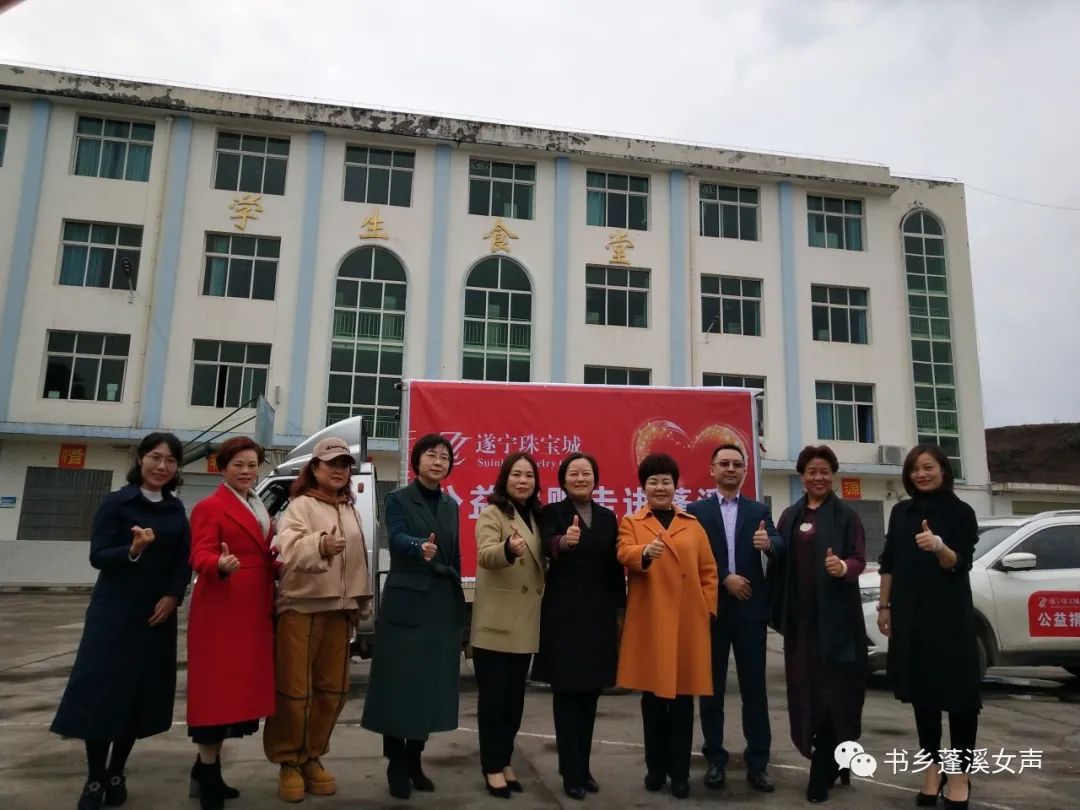 区县动态爱心捐赠有真情棉衣书包暖人心