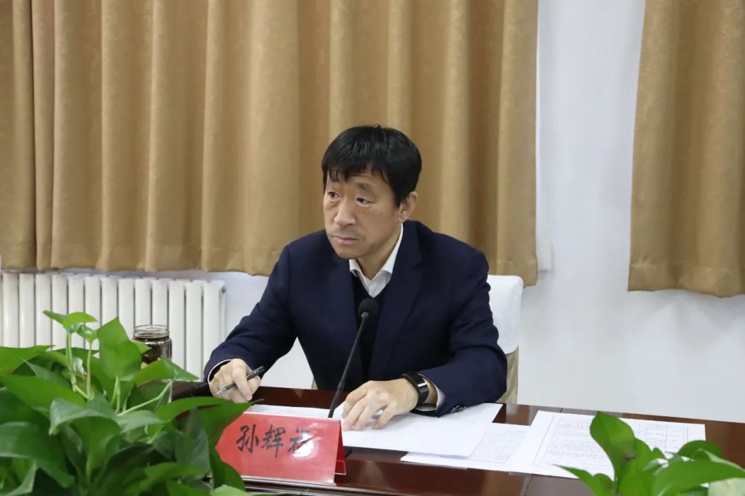 区委书记召开重点地块出让工作调度会,他强调.