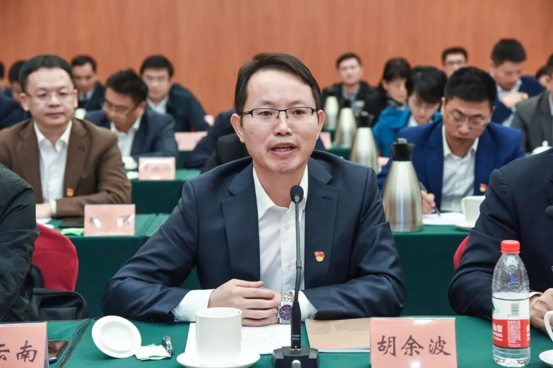 省委组织部常务副部长张学伟主持会议,省委组织部部领导赵雄文,曹锦喜