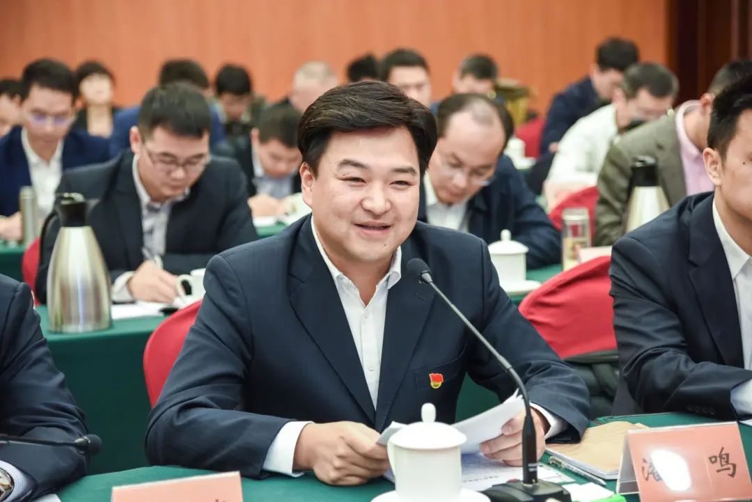 省委组织部常务副部长张学伟主持会议,省委组织部部领导赵雄文,曹锦喜