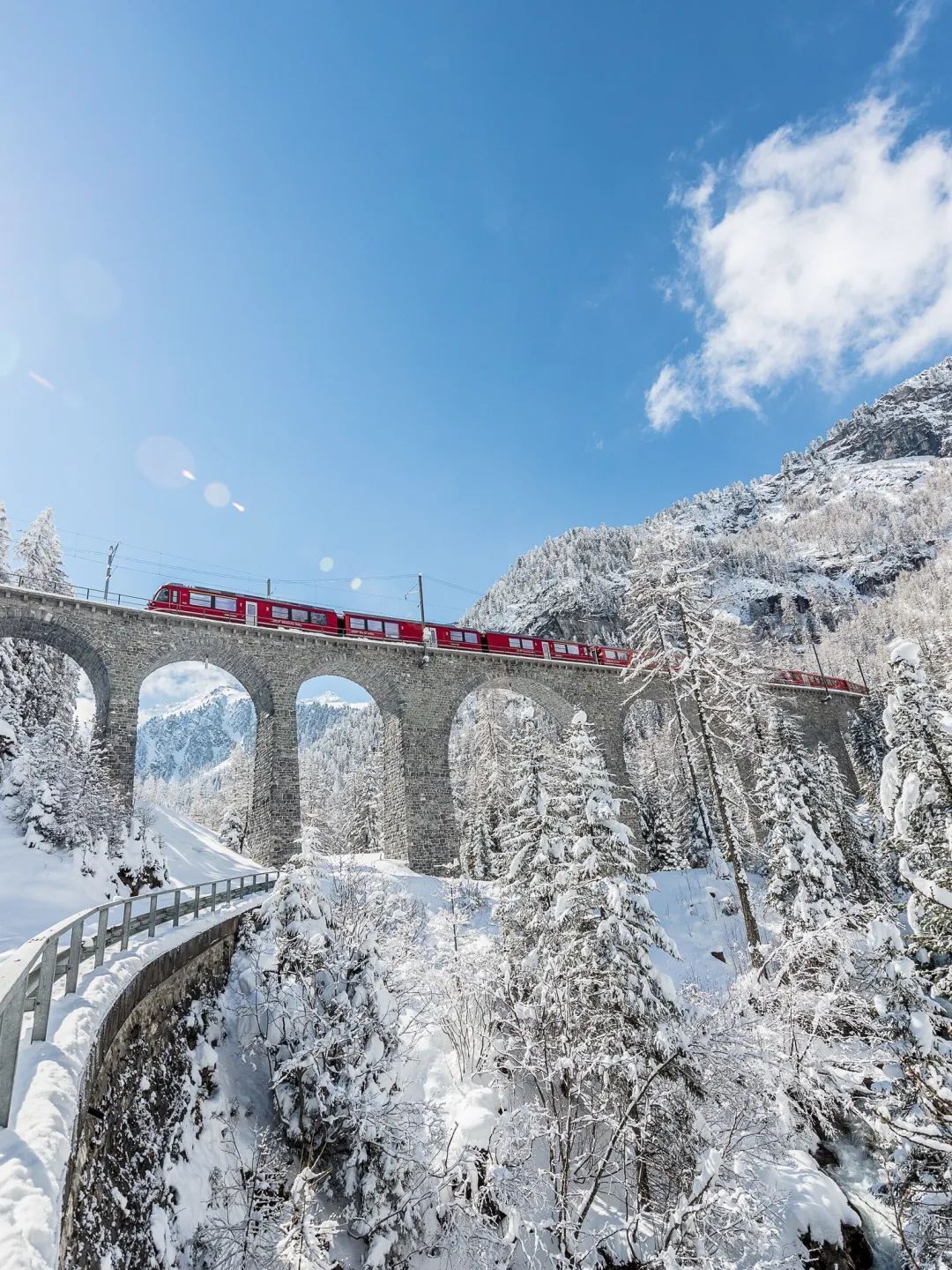 瑞士雷蒂亚铁路期待列车上的重逢