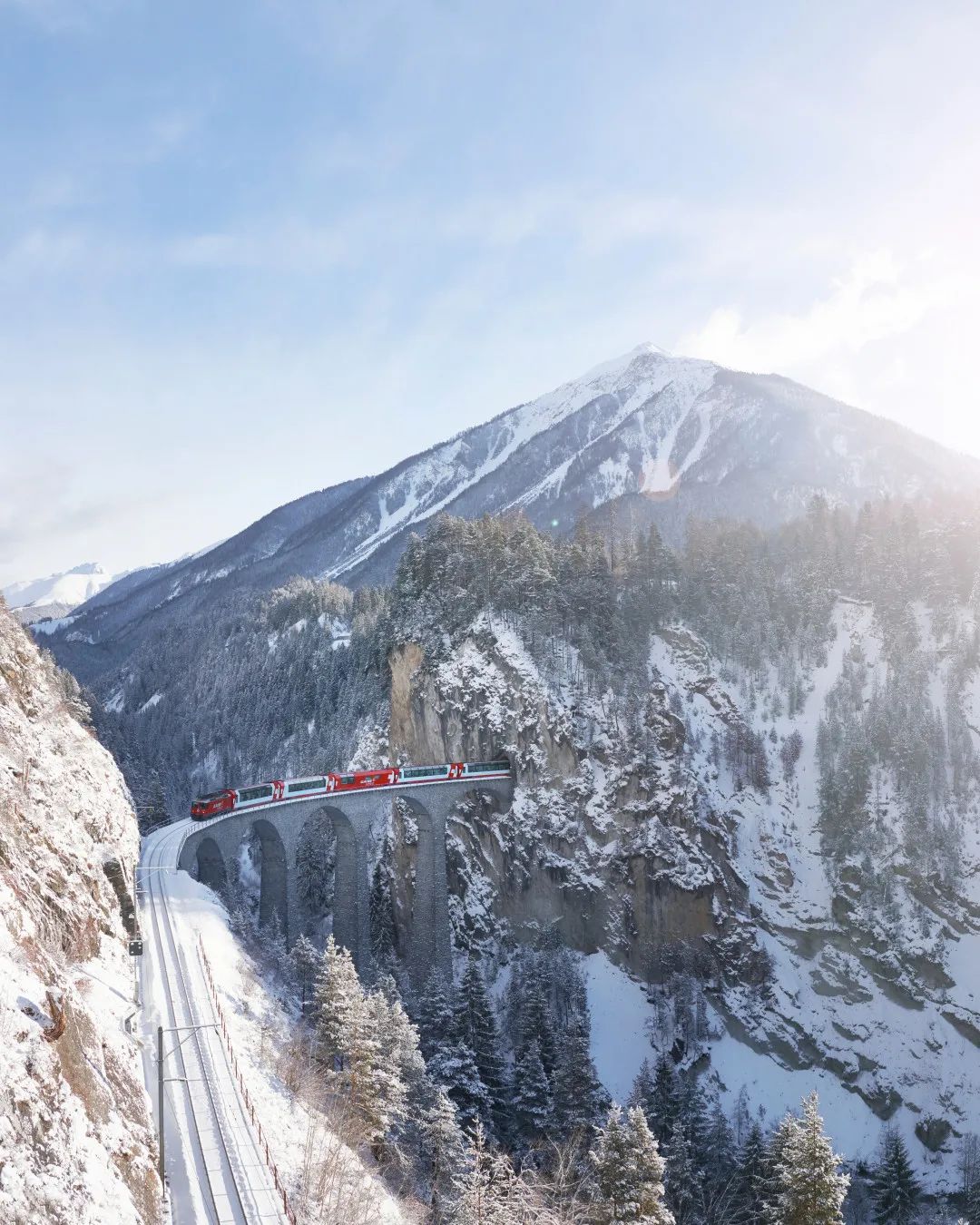 瑞士雷蒂亚铁路期待列车上的重逢