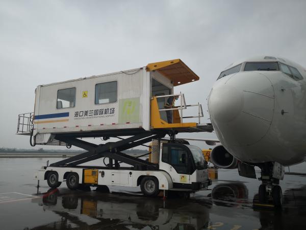 暖冬旅游季:海口美兰国际机场为候鸟旅客提供无障碍升降车服务
