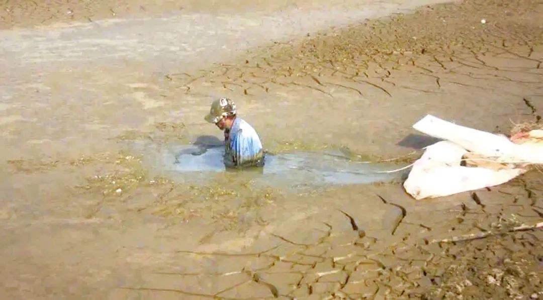 六旬老人深陷泥潭,幸亏有他们!