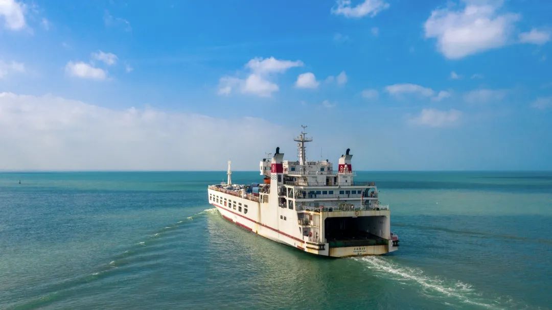 "快看,火车也跟着我们上船了!今天真是开了眼界了!