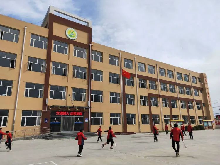 新学期投入使用的沙岭子实验小学有力促进了城乡教育均衡发展.