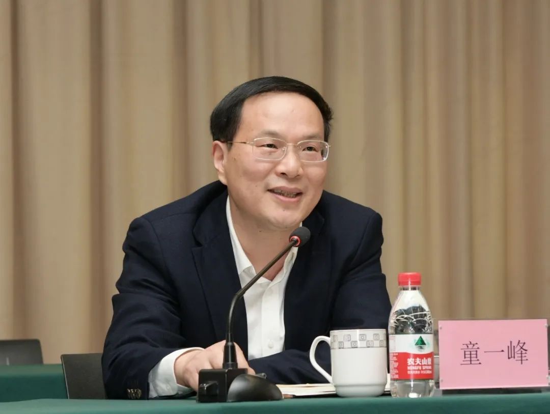 会前,童一峰一行首先参观了杭萧钢构和万郡绿建展示中心,了解了杭萧