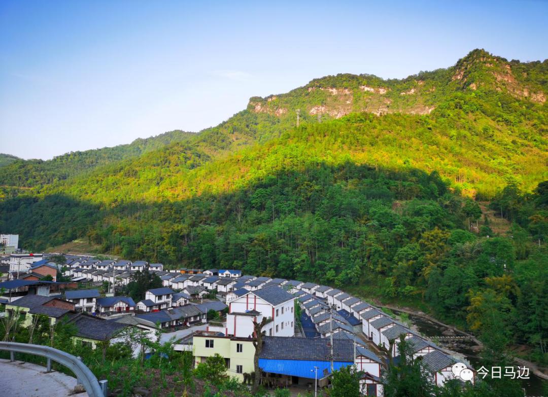 马边彝族自治县下溪镇两河口村建有全省最大的纯贫困户易地扶贫搬迁