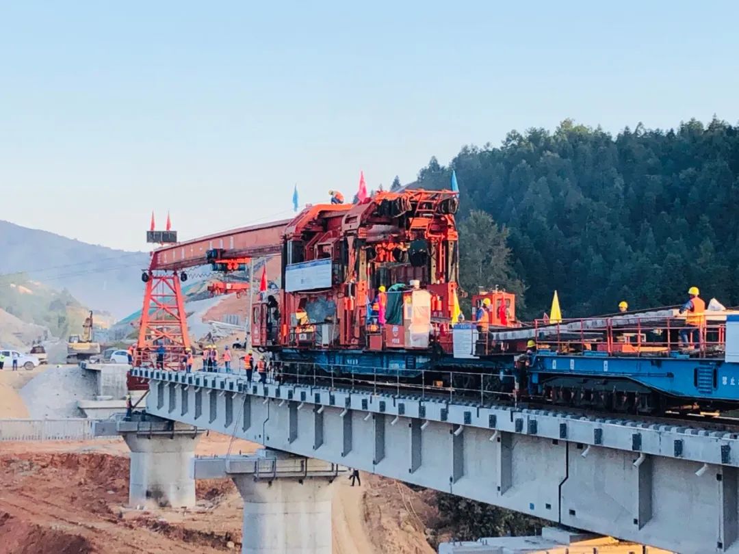 就在刚才好消息传来这条铁路全线架梁贯通啦