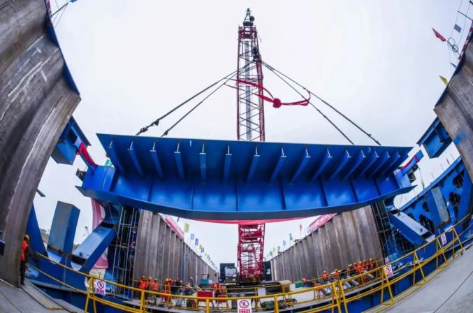 钢渡槽采用全焊接变桁高桁架式梁拱组合结构.