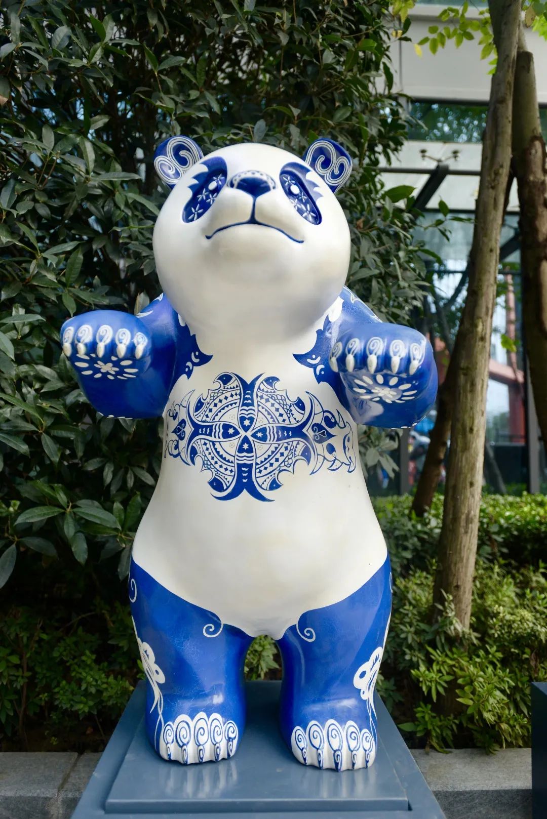 大熊猫公仔展示出了"最四川""最成都"的现场氛围,四周蓝色灯光来回