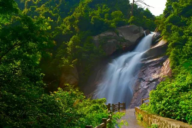 清远这些值得一赏的山色美景 本期【美丽清远】 要为您介绍的是 大 东