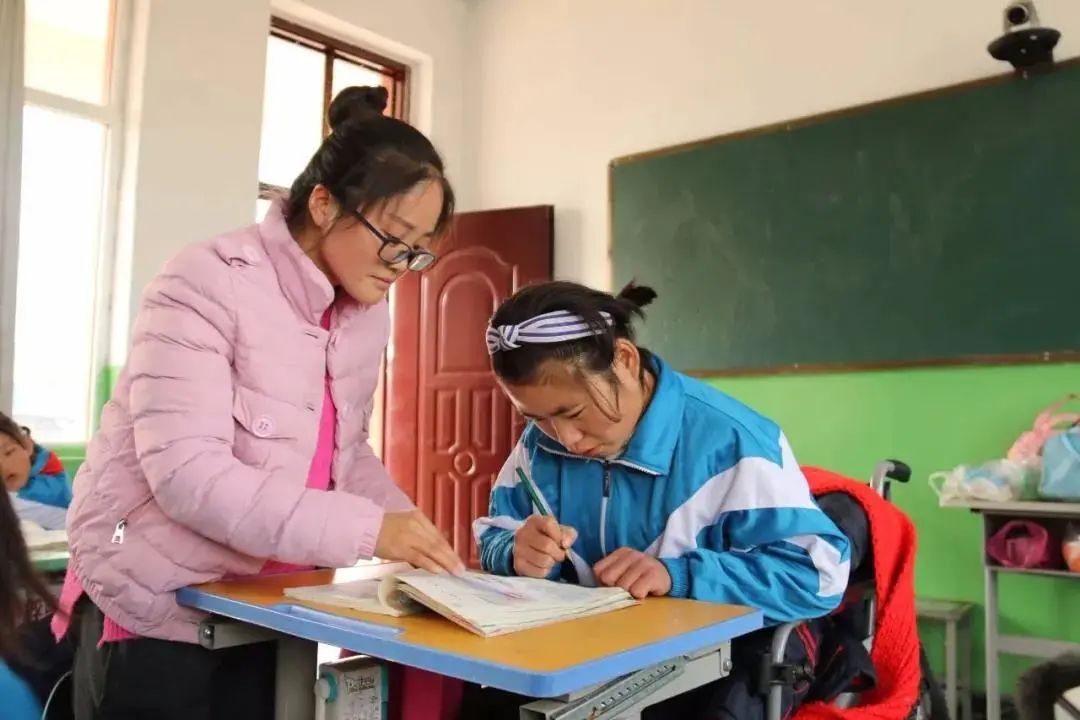 宁夏吴忠:为了一个女孩上学 改造了一所学校走廊,卫生间