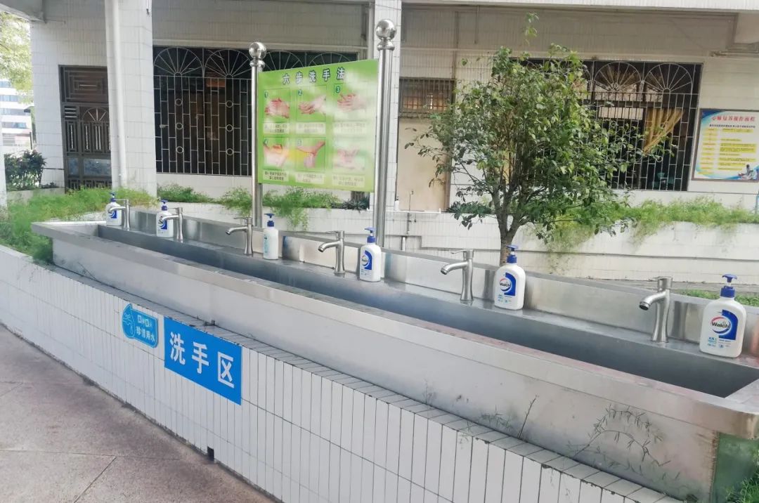 在卫生设施方面,校内已新增60个洗手用水龙头,已超过每50人一个洗手用