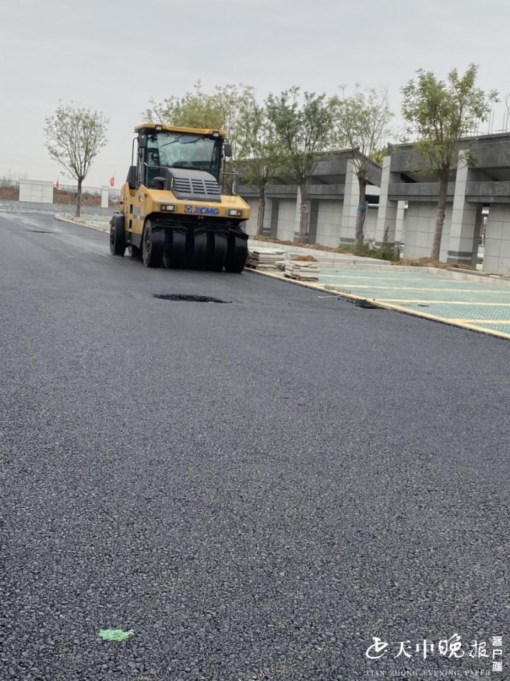 驻马店杨靖宇将军纪念馆环形路面开始铺设沥青