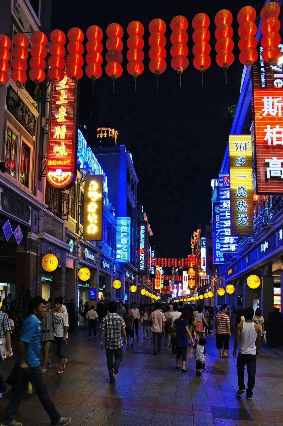 广州下九路第十甫商业步行街夜景第十甫路位于中国广州市荔湾区是一条
