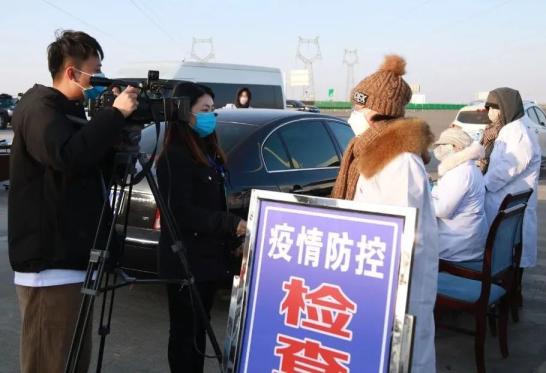 记者在疫情防控一线采访.