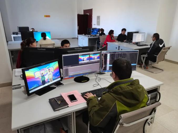 金昌广播电视台新闻制作部人员在剪辑制作节目.