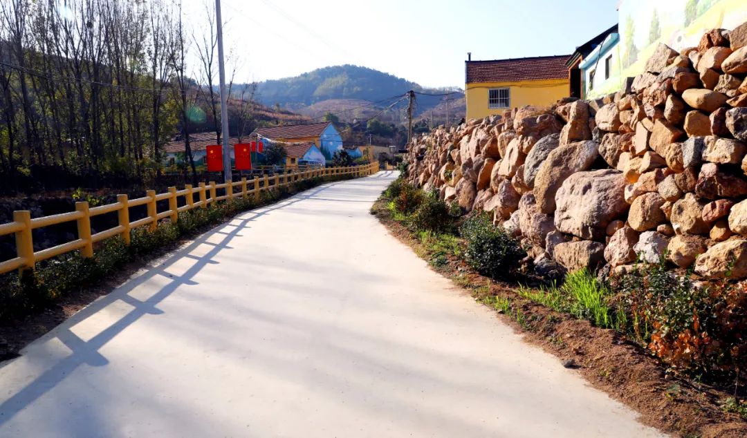 板峪村坐落在临朐县沂山镇国家5a级旅游景区——沂山景区脚下,西面