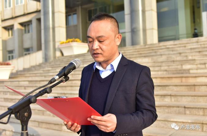 孤竹夜校第六期学员在县职教中心举行军事训练活动.