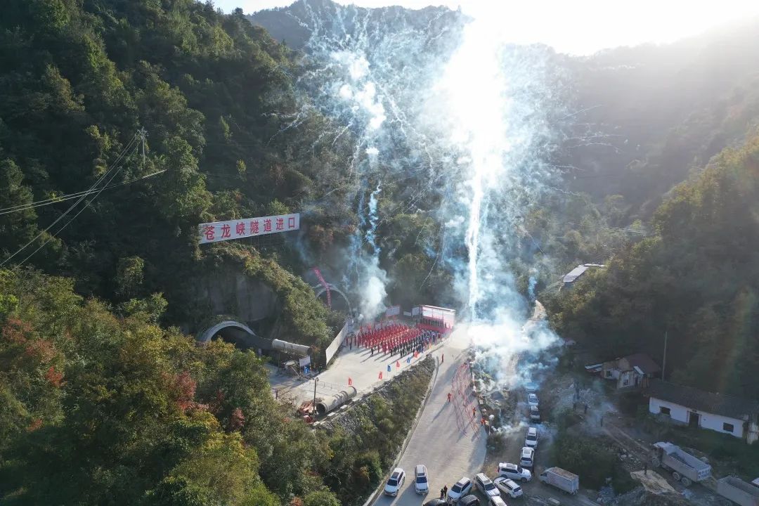 实现双线贯通● 10月6日,铜钱峡千枚岩隧道实现双线贯通四季度以来,宁