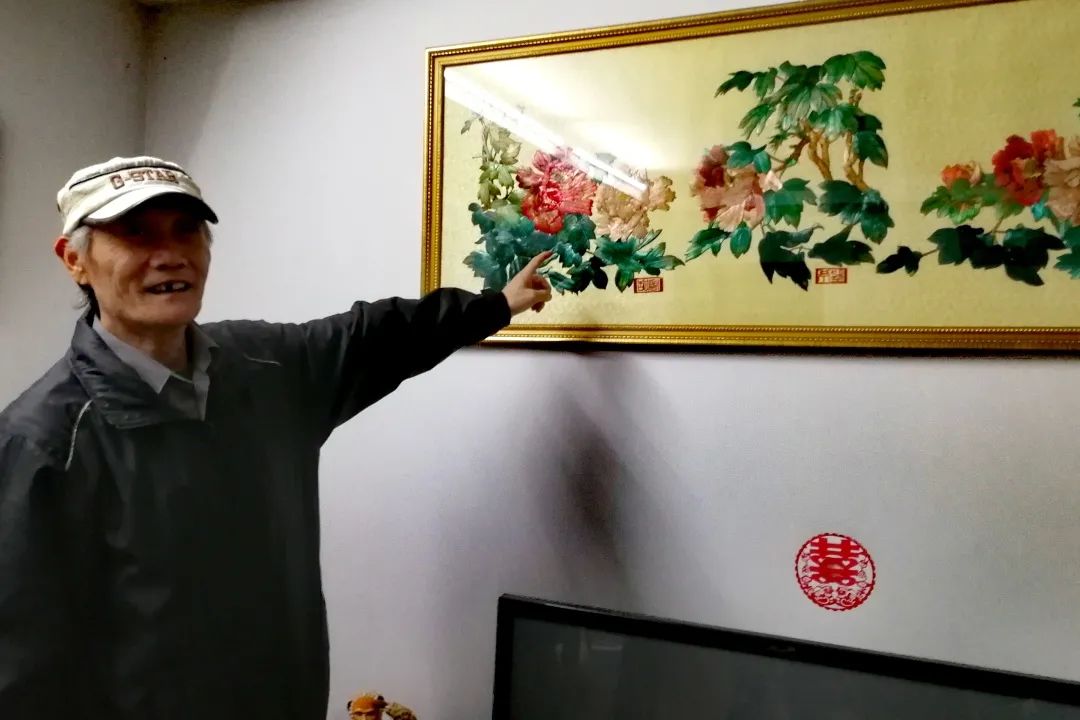 一说起麦秆画,老潘就有说不完的话,从每一幅作品背后的历史背景,原画