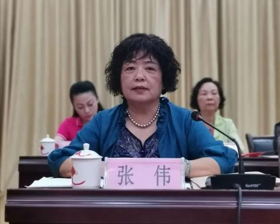 张伟(广西女企协常务副会长,柳州市中兴日用化工厂董事长)在"两个一
