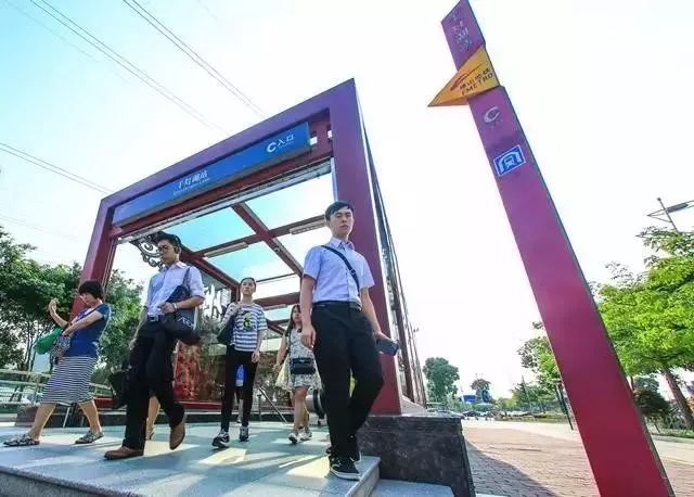 白领步出千灯湖地铁站&nbsp; 方智恒摄