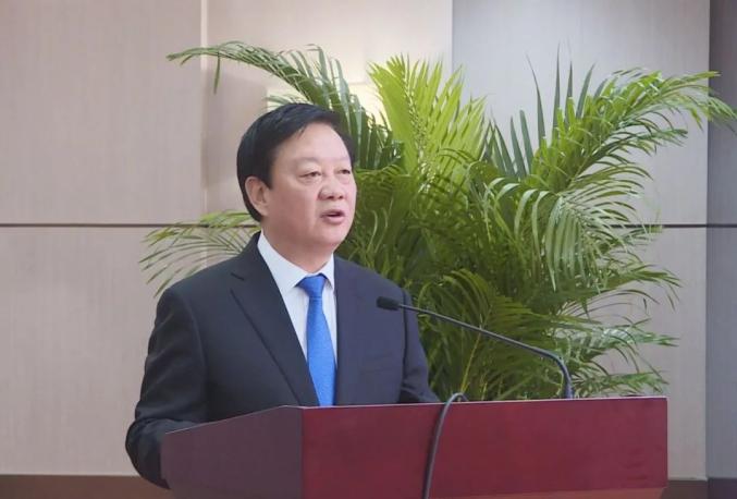 中国区供应链副总裁拉斐尔,公共事务总监孙杨,省政府副秘书长郭春旺