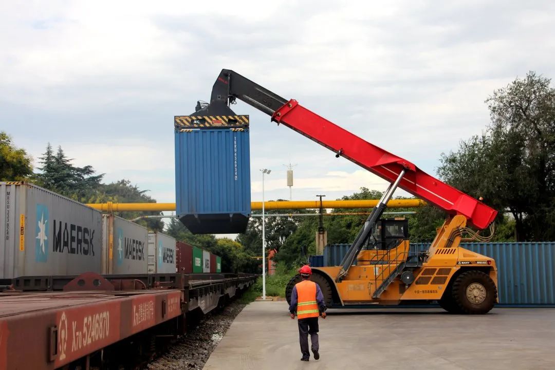 人来人往,"正面吊"来回穿梭……国庆假日期间,东方红(洛阳)国际陆港一