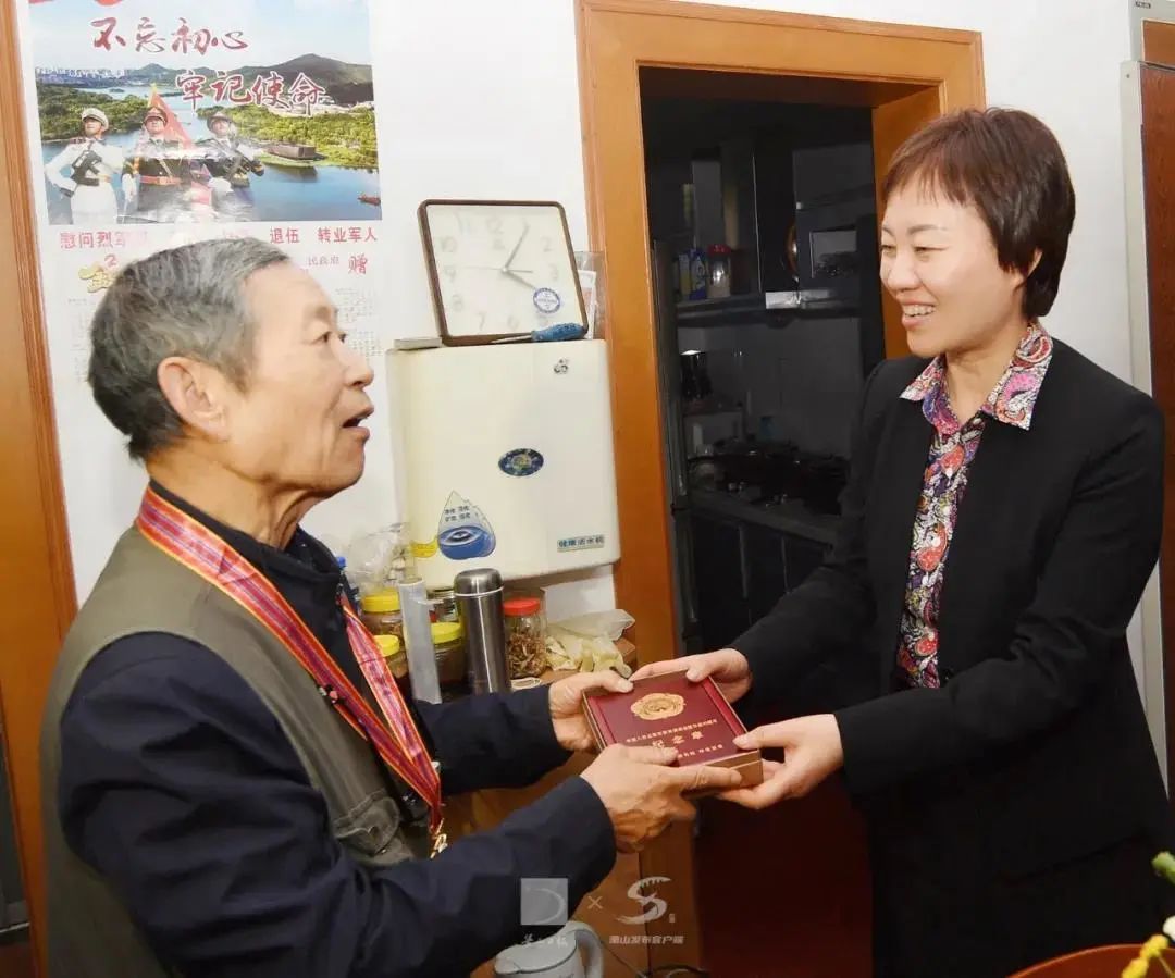 致敬英雄市委副书记区委书记佟桂莉为抗美援朝老兵送纪念章