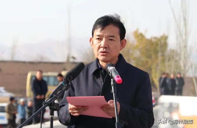 区委副书记,区长高加志介绍凉州区南部山区旅游扶贫公路建设情况.