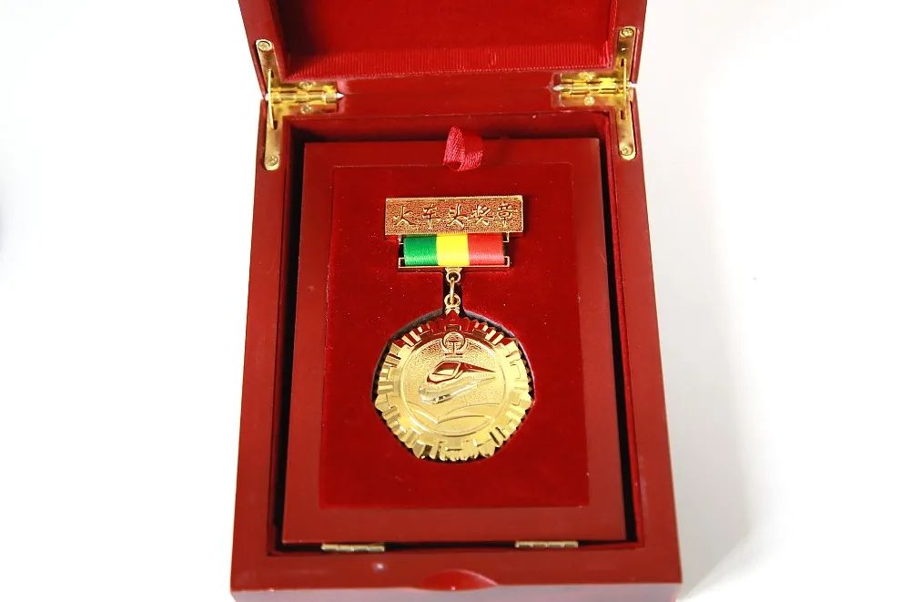 襄阳北站许铁红荣获火车头奖章