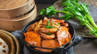 這鍋蟹肉煲在追劇的深夜里橫行霸道，必須把它干掉