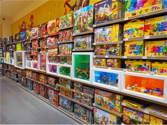 店铺占地面积300平,四周摆满了放有各式各样乐高03积木的货架,让人