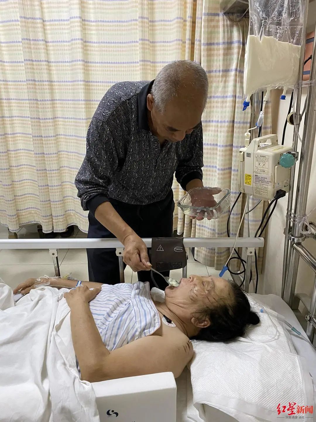 天津站扶梯踩踏老年旅行团多人受伤危险旅行谁担责