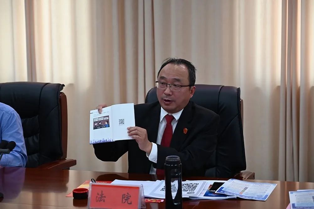 参会企业相关负责人介绍了《企业防范法律风险提示100条》的部分内容