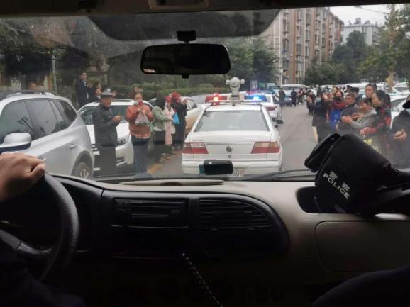 当警车开进小区居民们拍手称快官渡法院成功执结全市首例物业迁出案件