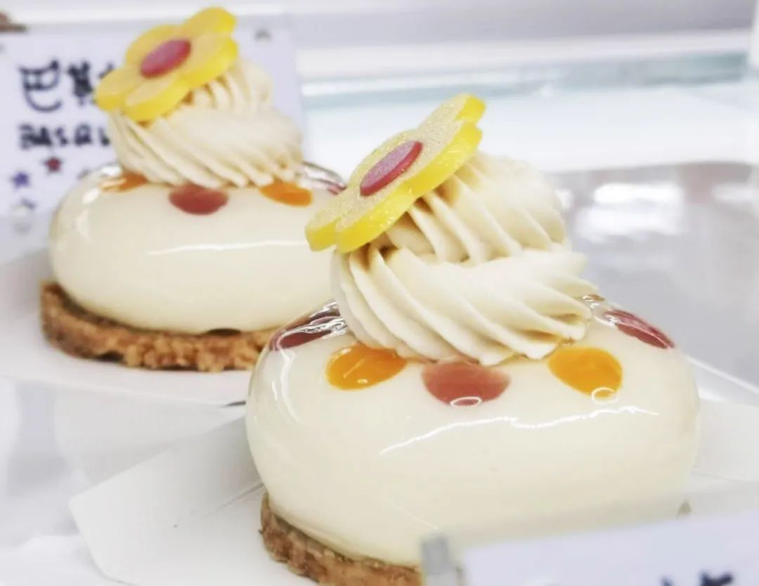 走进这家店,你首先会被一个个可爱的西点蛋糕所吸引.