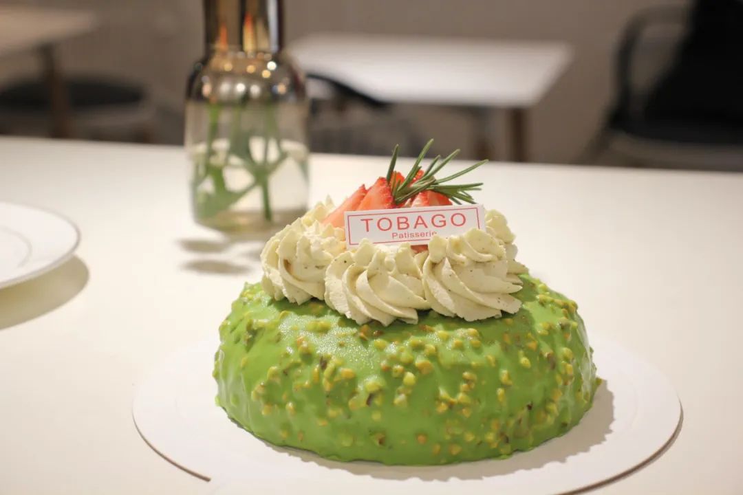 走进这家店,你首先会被一个个可爱的西点蛋糕所吸引.