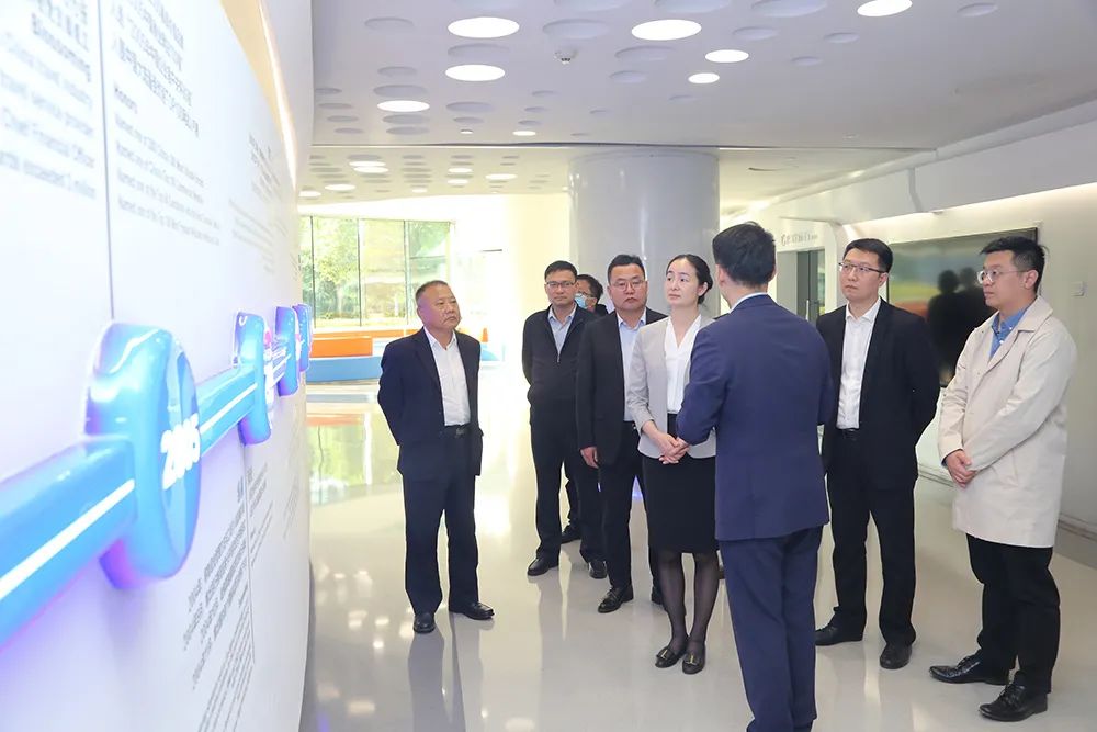 与广达集团中国制造总部董事长黄健堂洽谈交流,邀请企业领导实地来铜