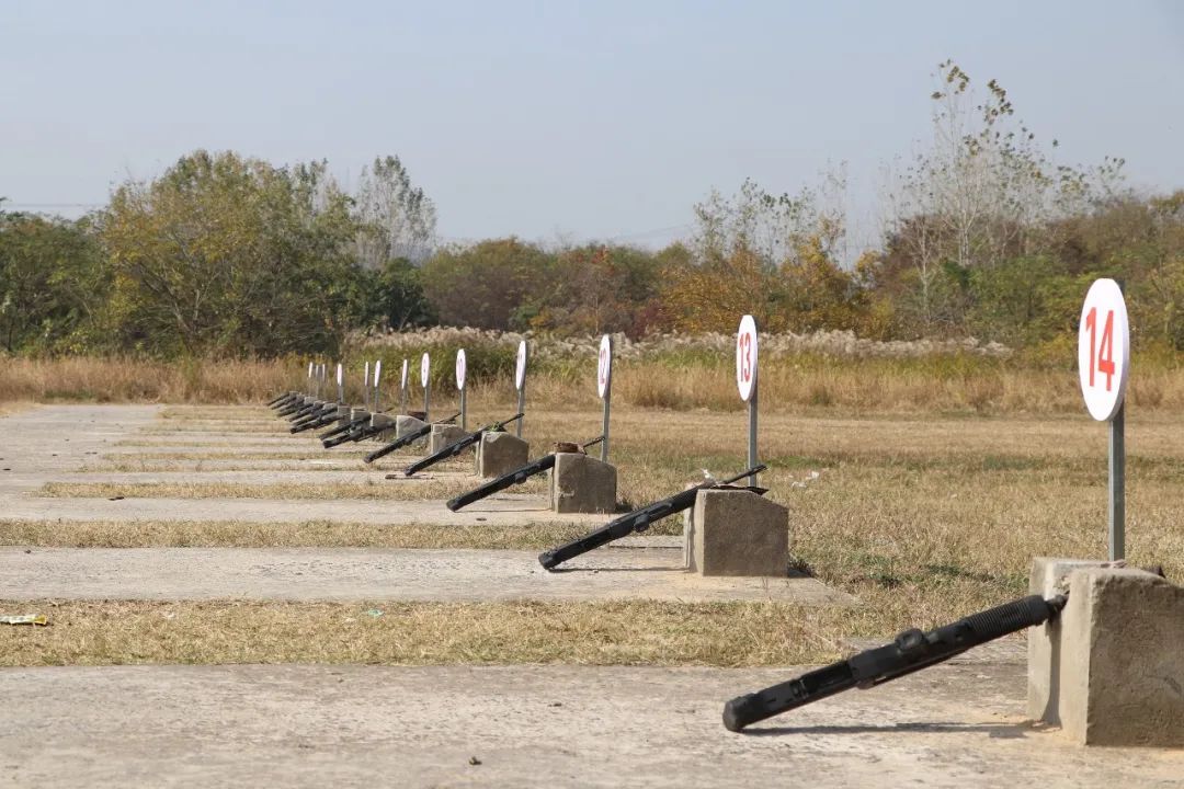 在路口警戒,保证途中安全▲士气恢弘,口号响亮要徒步前往靶场新兵们